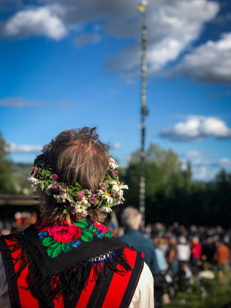 Blomster er en viktig del av midsommar i Rättvik, Dalarna, Sverige