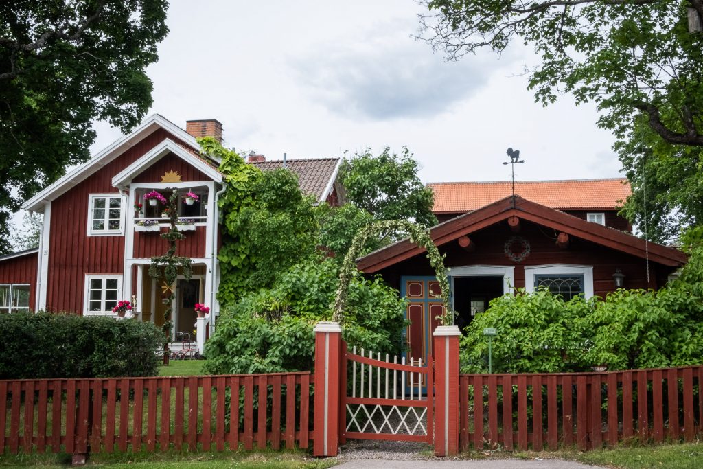 Vakker natur og røde hus Dalarna Sverige