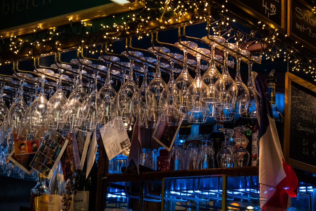 Freiburg im Breisgau , Tyskland Germany, Baden Württemberg, Markthalle, glasses, bar, wine