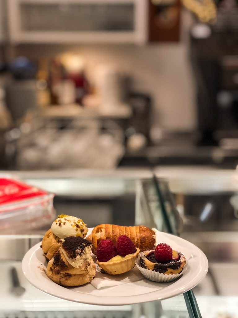 Freiburg im Breisgau , Tyskland Germany, Baden Württemberg, Markthalle, kake, cake