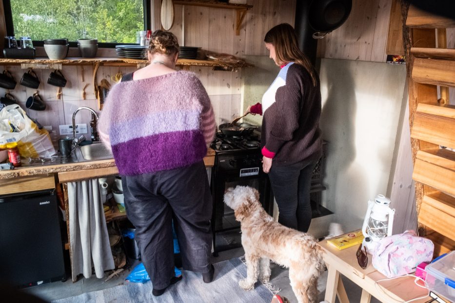 Tretopphytter Oslofjord, Norway, treetop cabin, cooking, cobberdog