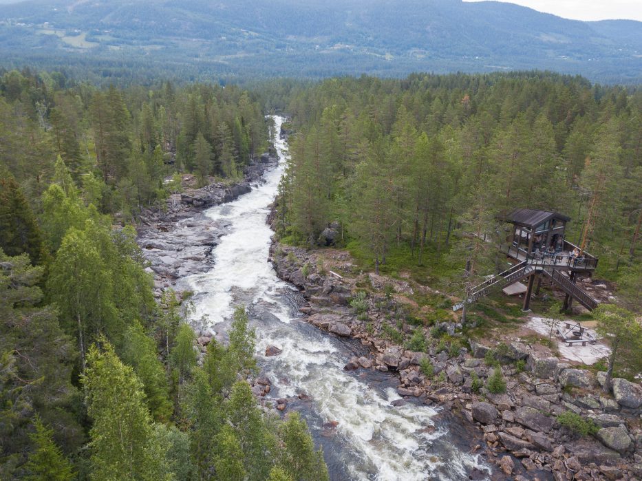 Fosstopp, tretopphytte, treetop cabin, river, nature, water, drone photo