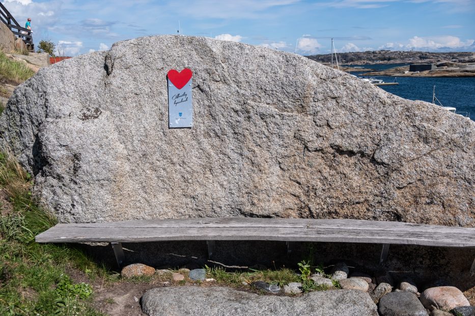The Kiss bench at Verdens Ende in Norway