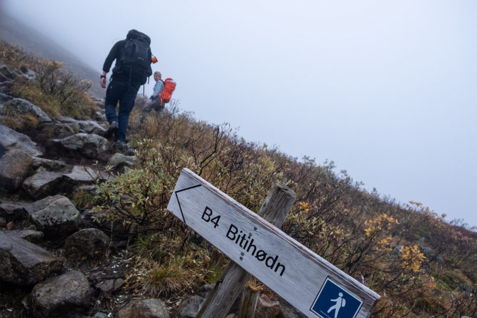 b4 bitihødn turvei opp mot toppen av bitihorn i tåke