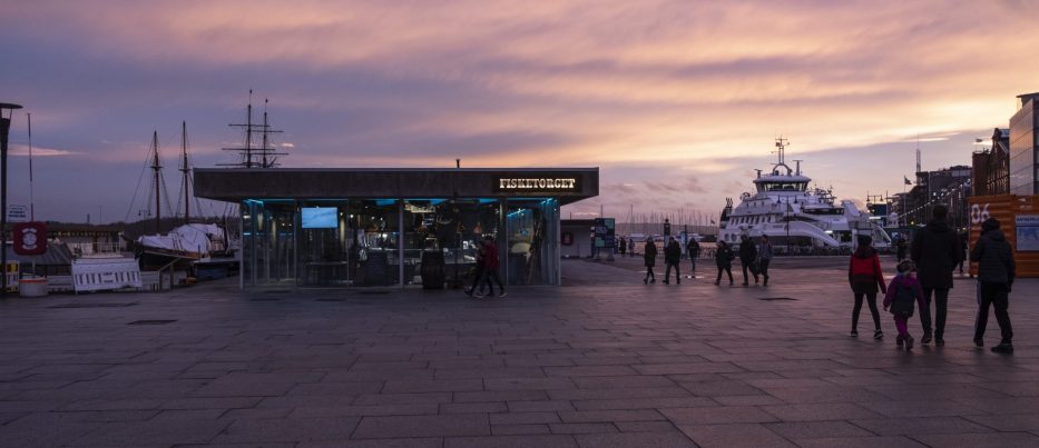 Solnedgang over Aker Brygge i Oslo Norge