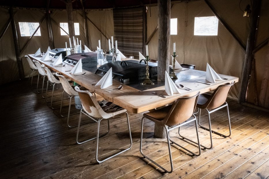 Dekket langbord i felles spisehus hos Canvas Telemark