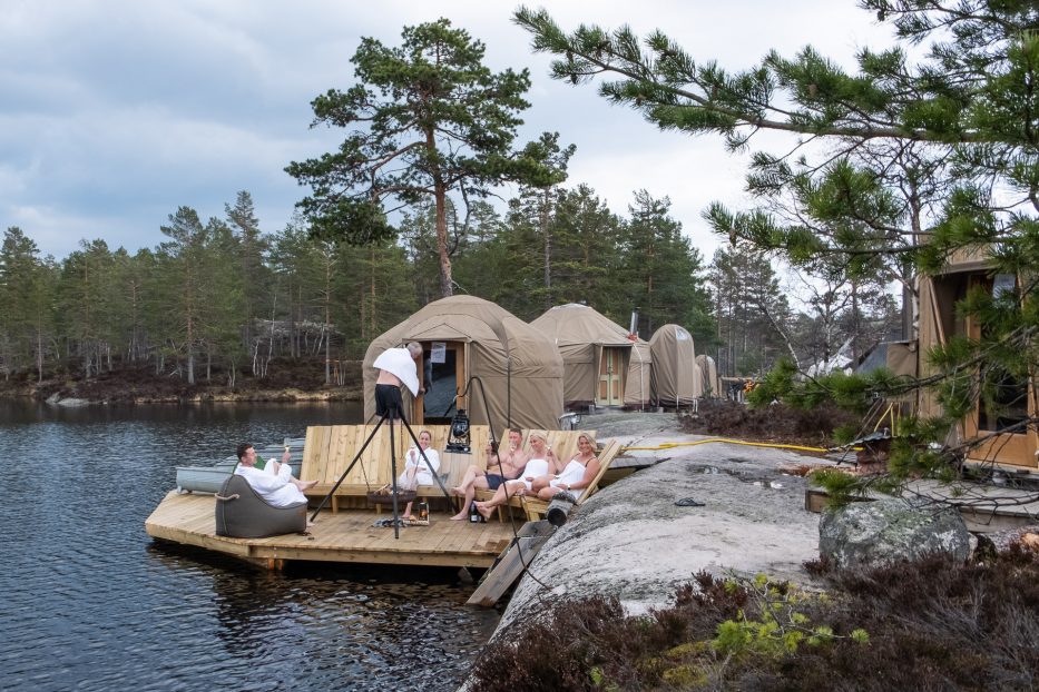 Utendørs sittegruppe med bålpanne idyllisk ved vannkanten hos Canvas Telemark