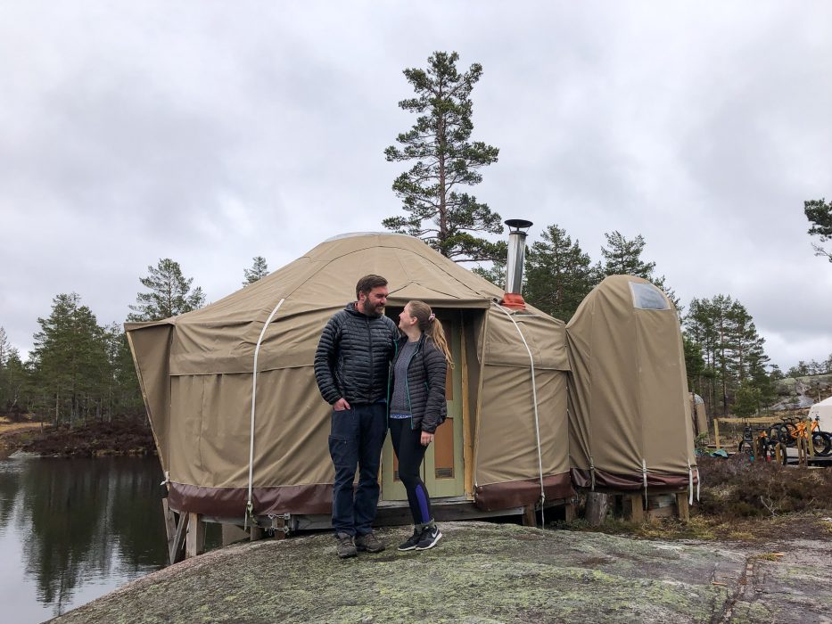 Mann og kvinne foran yurt hos Canvas Telemark