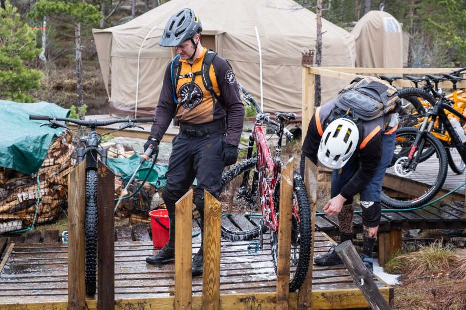 cleaning of bicycles after trail biking at canvas telemark