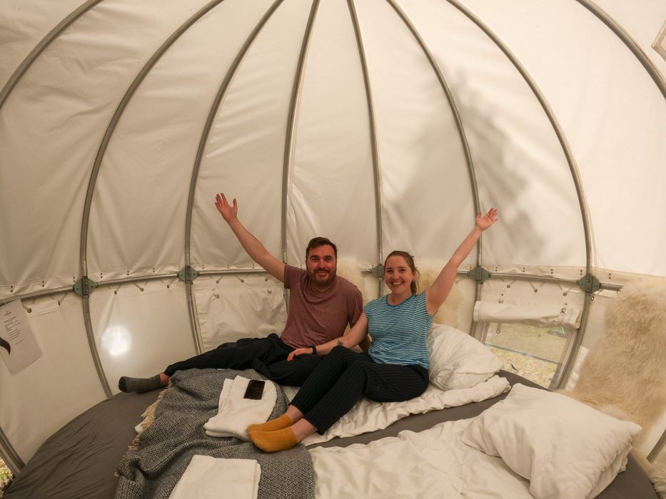 mann og kvinne inne i teltet cocoon hos Canvas Hove