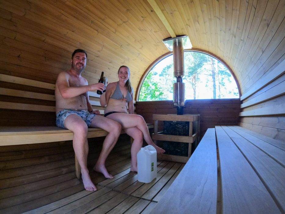 mann og kvinne tar en skål i saunaen hos Canvas Hove