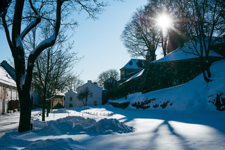 Akershus festning på vinteren med snø og sol