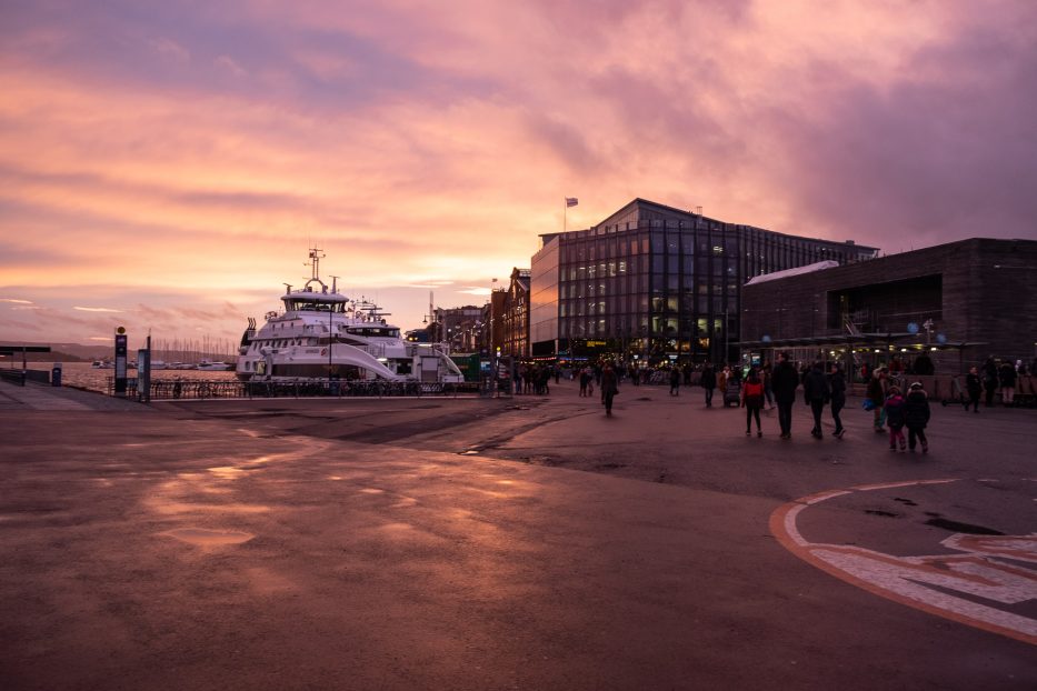 Solnedgang over Aker Brygge i Oslo