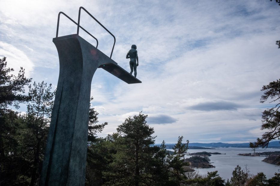 Statue av liten gutt på stupebrett i Ekebergparken med utsikt utover Oslofjorden