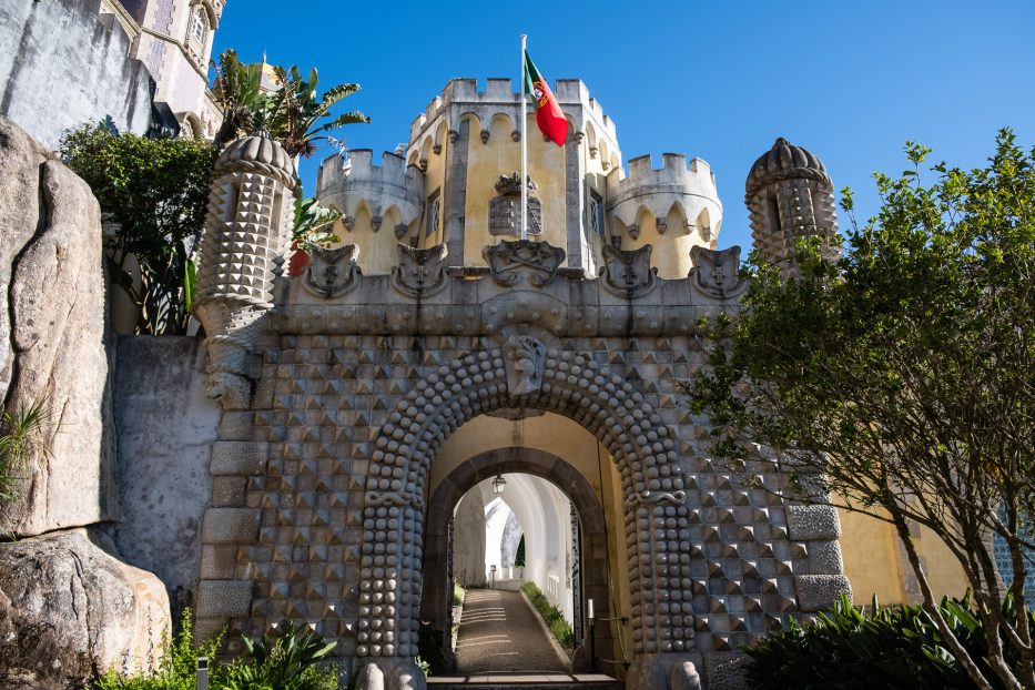 portugisisk flagg og fasade ved Pena Palace i sintra Portugal