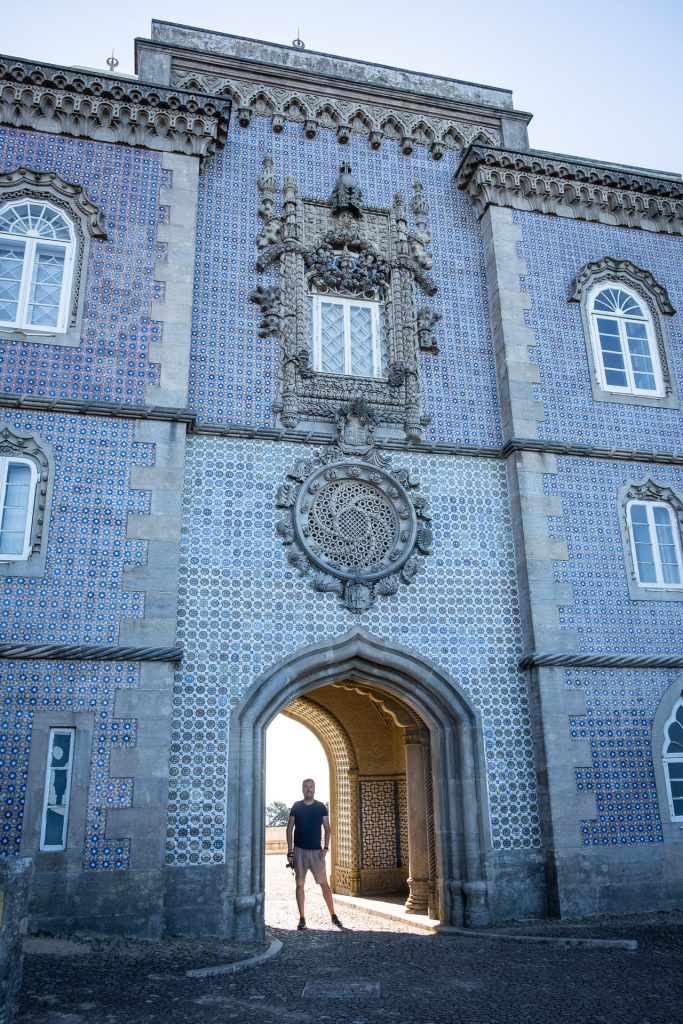 mann står ved inngang på pena-palasset i sintra, Portugal