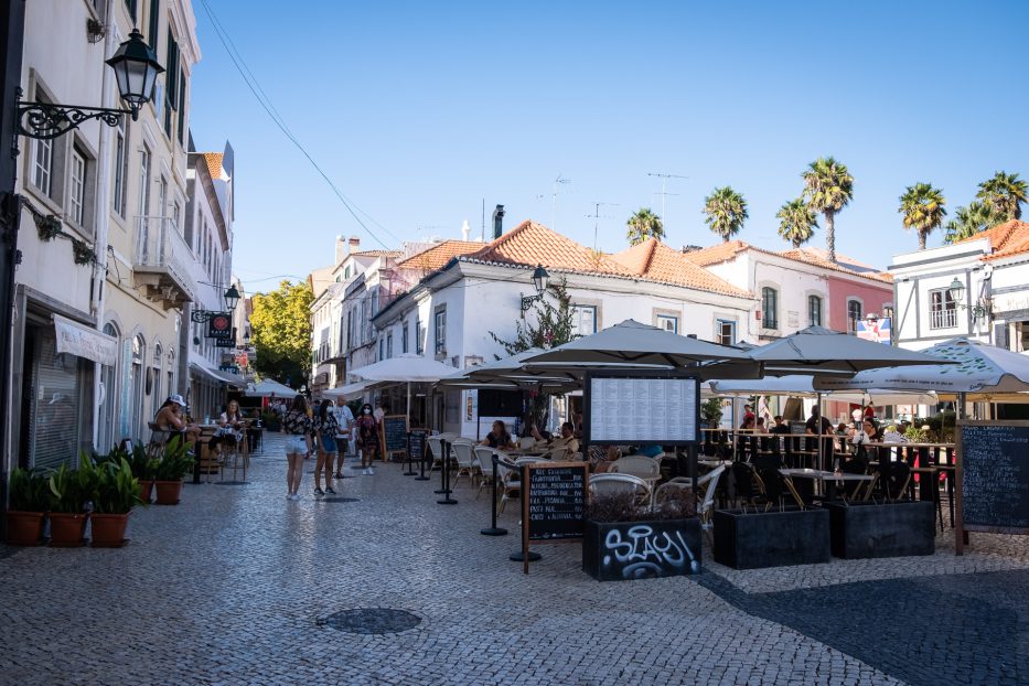 uteservering i bysentrum av cascais