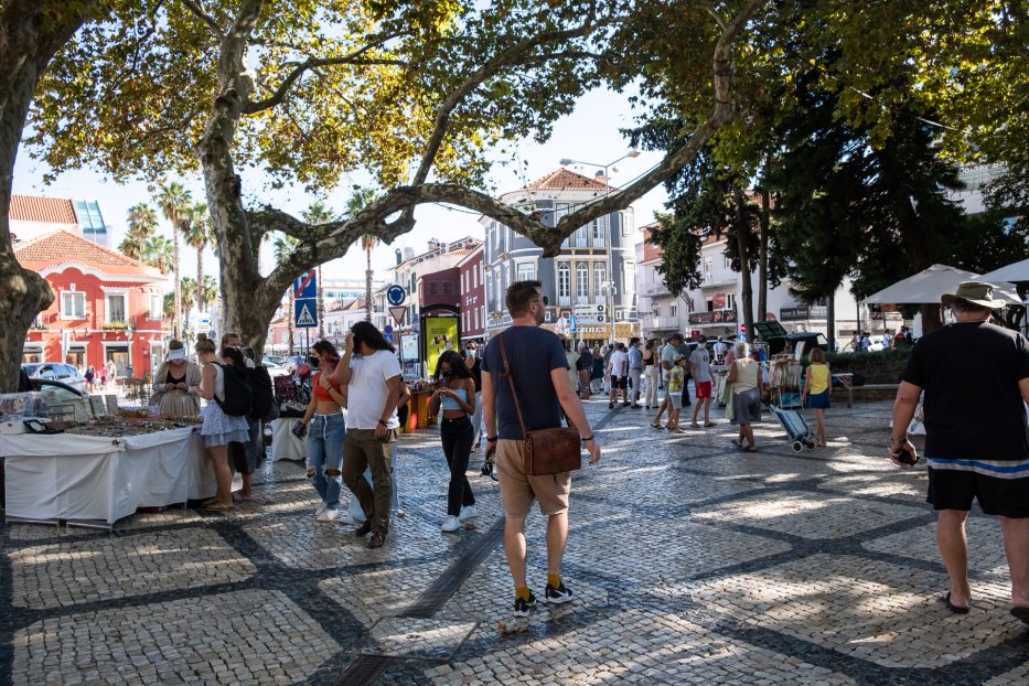 people in a market In cascais portugal