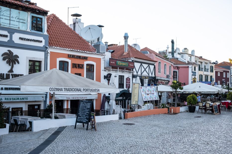 fargerike hus og brostein i cascais