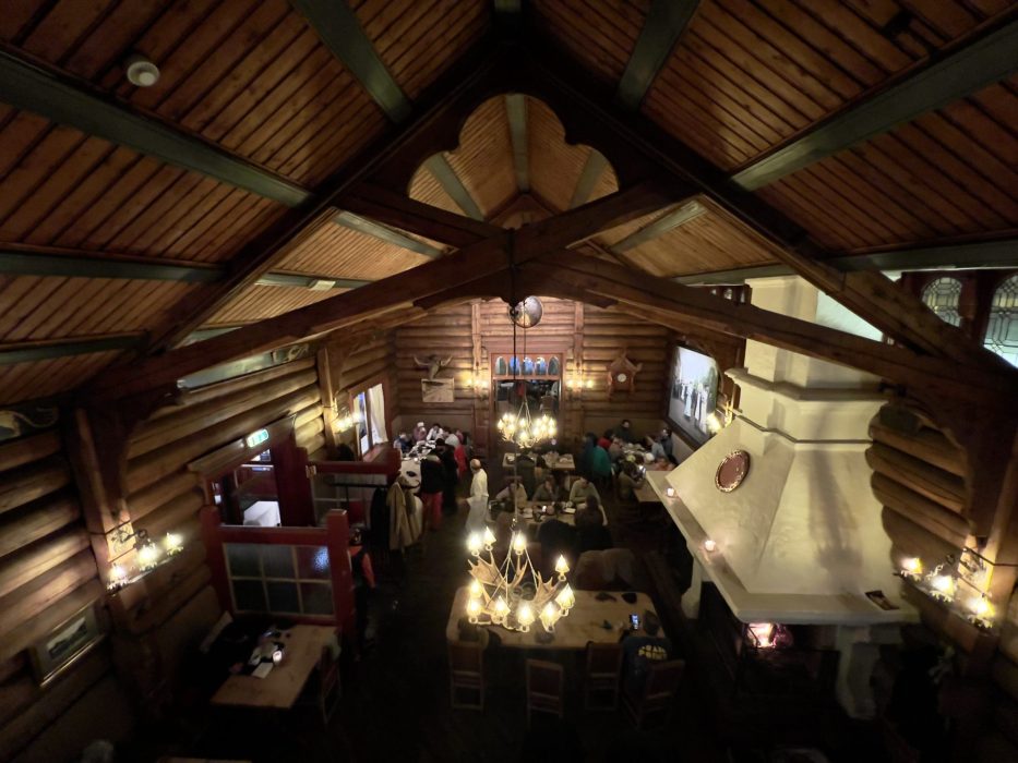 view of the inside of Frognerseteren where people eat dinner