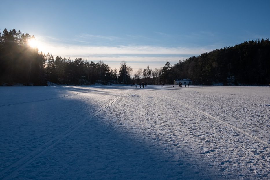 the sun shining over a lake filled with snow and ice