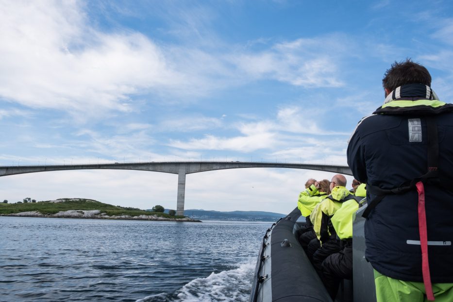 mann står i en rib-båt og ser mot Saltstraumen i Bodø norge