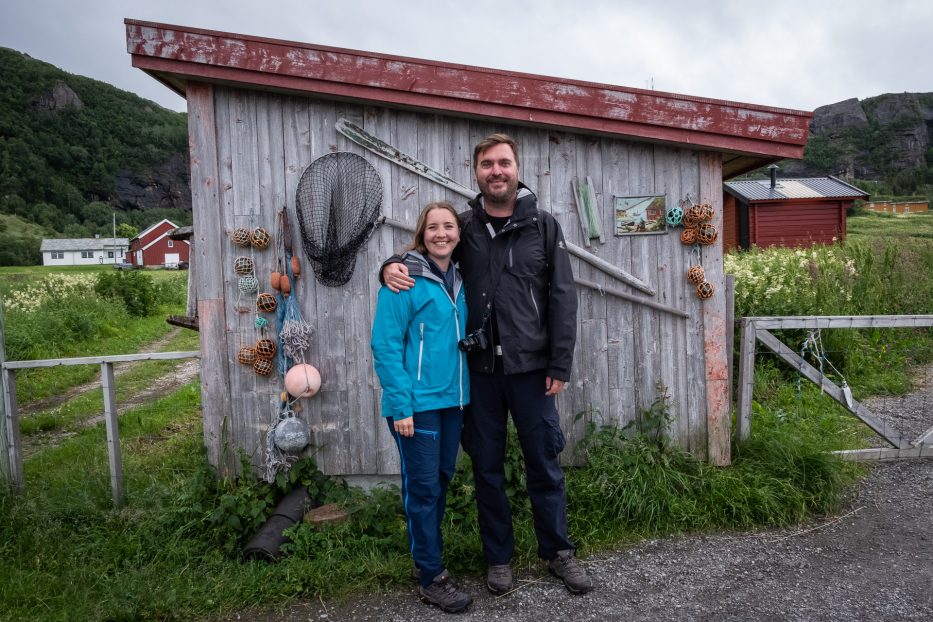 mann og kvinne står sammen foran et eldre skjul i Bodø norge