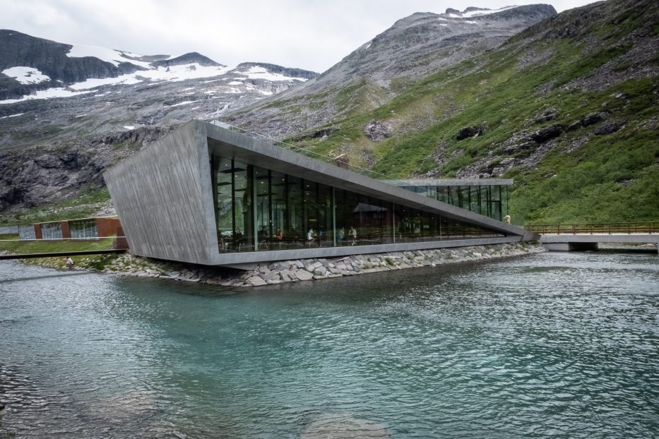 kul arkitektur ved trollstigen i norge