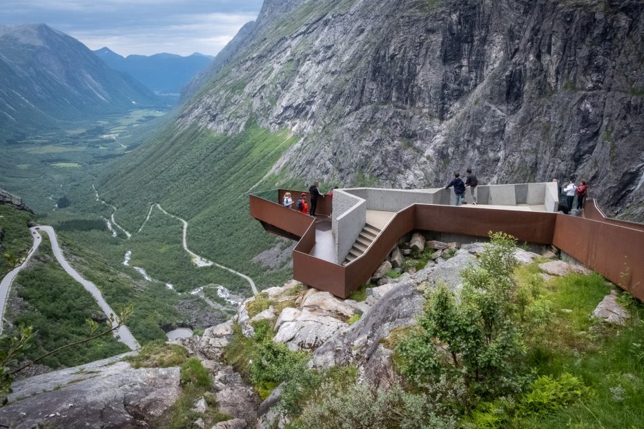 mennesker på et utkikksplatå over trollstigen i norge