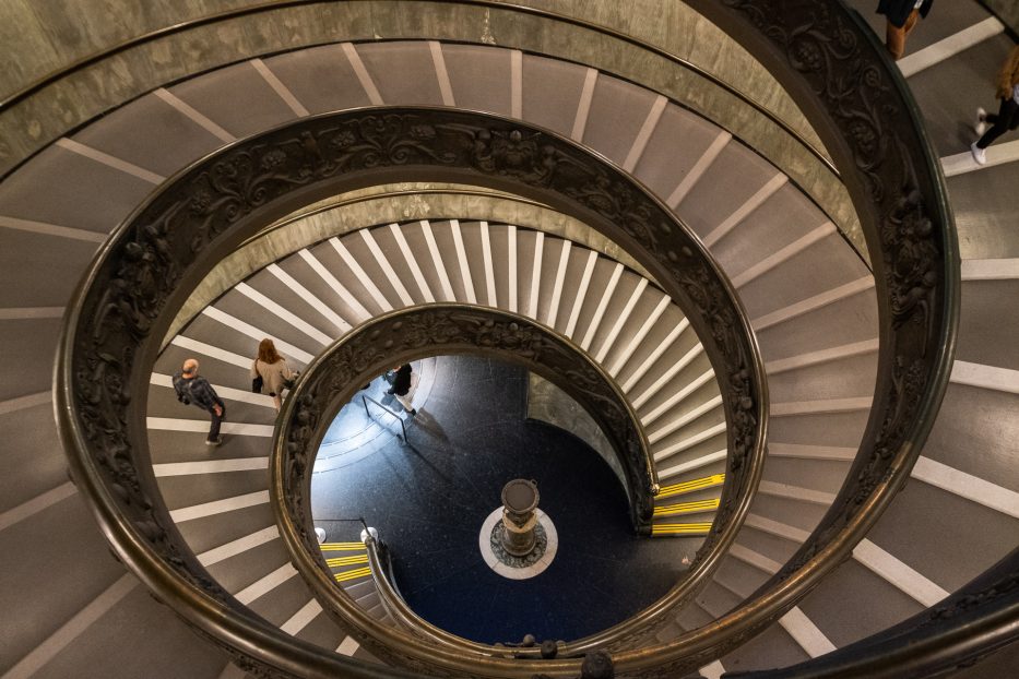 spennende arkitektur i form av en spiraltrapp i vatikanmuseet