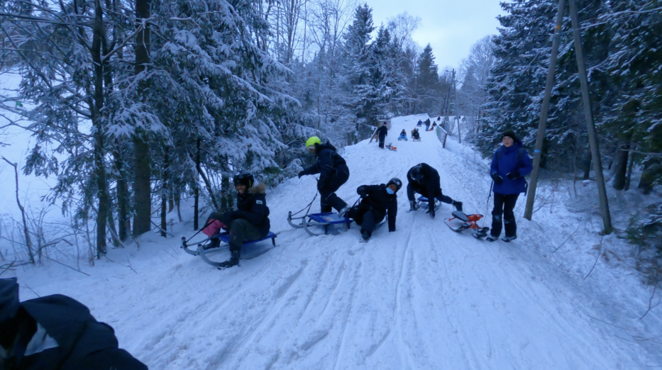 mennesker på akebrett på vei nedover korketrekkeren i Norge dekket av snø