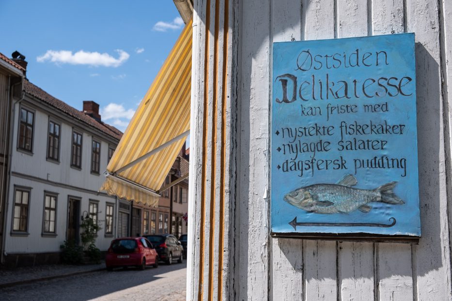 gammelt skilt fra østsiden delikatesse i gamlebyen i Fredrikstad