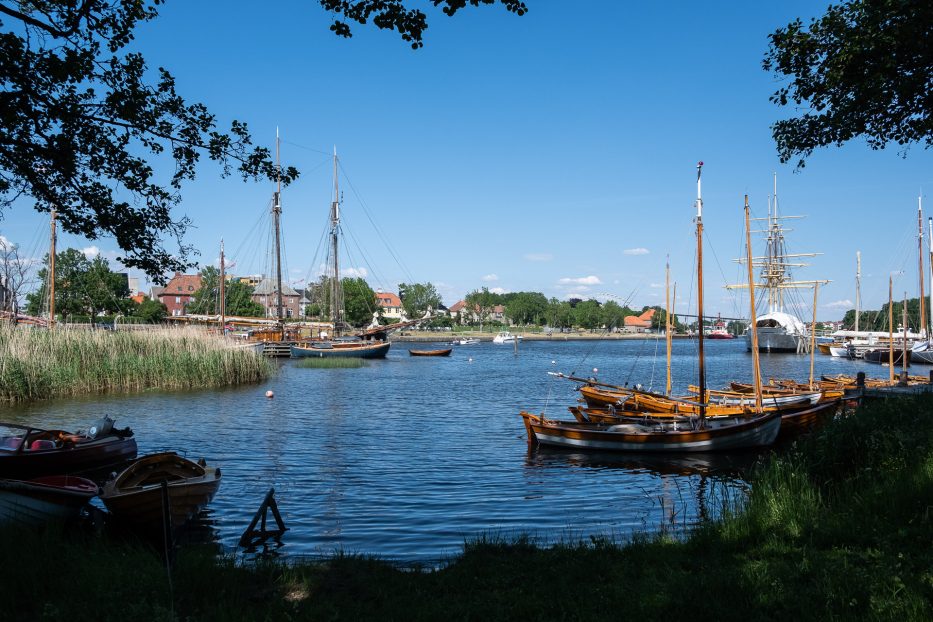 sommerstemning med båter på sjøen ute på isegran