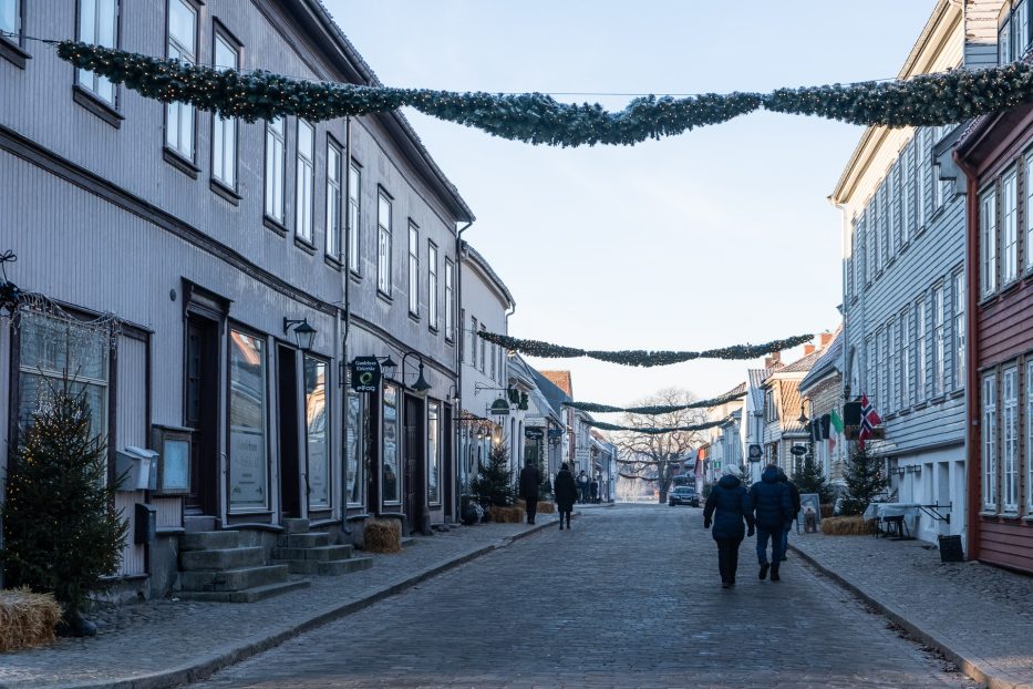 people walking in a Christmas decorated street in the old part of fredrikstad