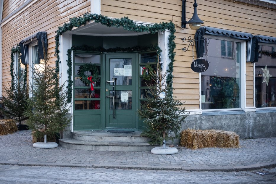 mormors café decorated for Christmas