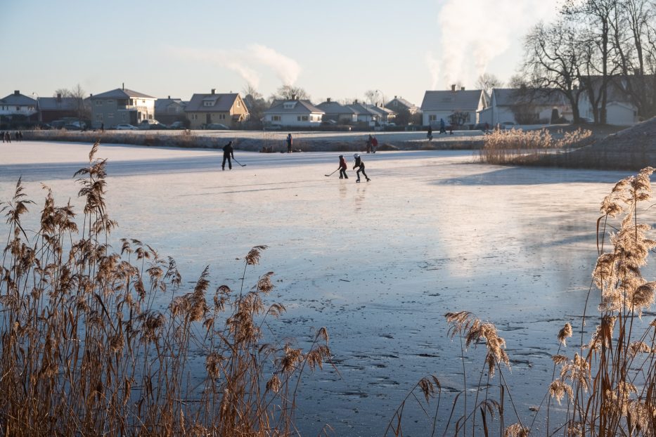 kids playing hockey on a frozen lake in fredrikstad