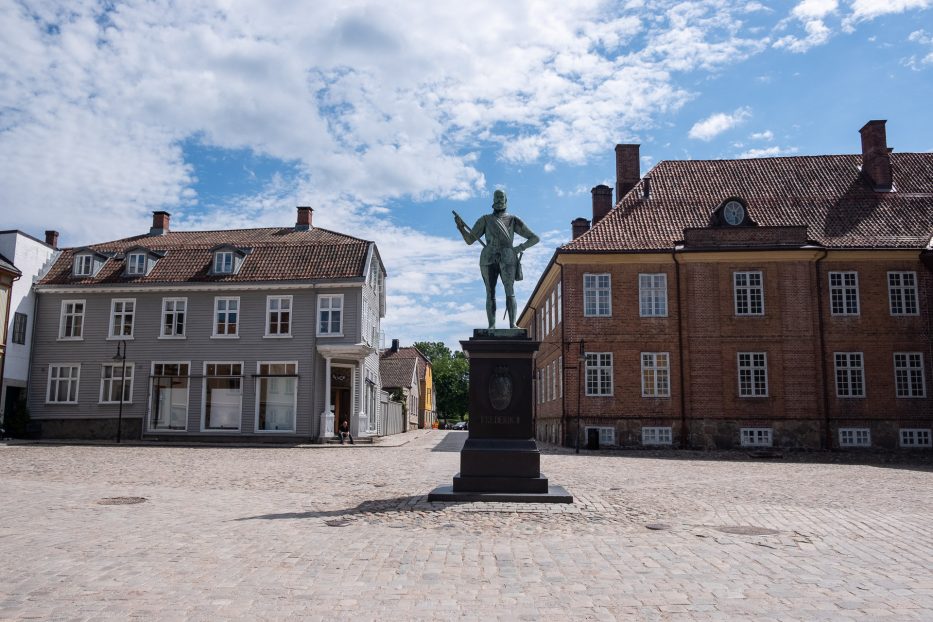 statue av kong fredrik ii står midt på torget i gamlebyen i Fredrikstad