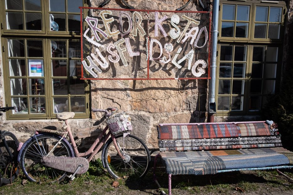 Fredrikstad husflidslag med sykkel og benk foran