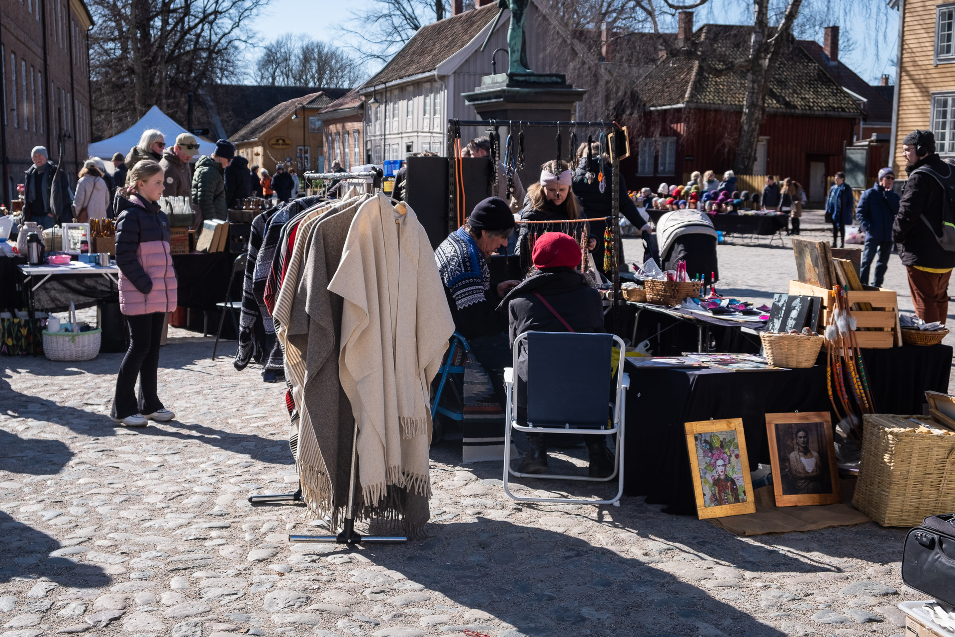 mennesker titter på lørdagsmarked i gamlebyen i fredrikstad
