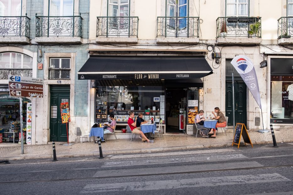 mennesker slapper av på uteservering på en restaurant i en bratt gate i Bairro Alto