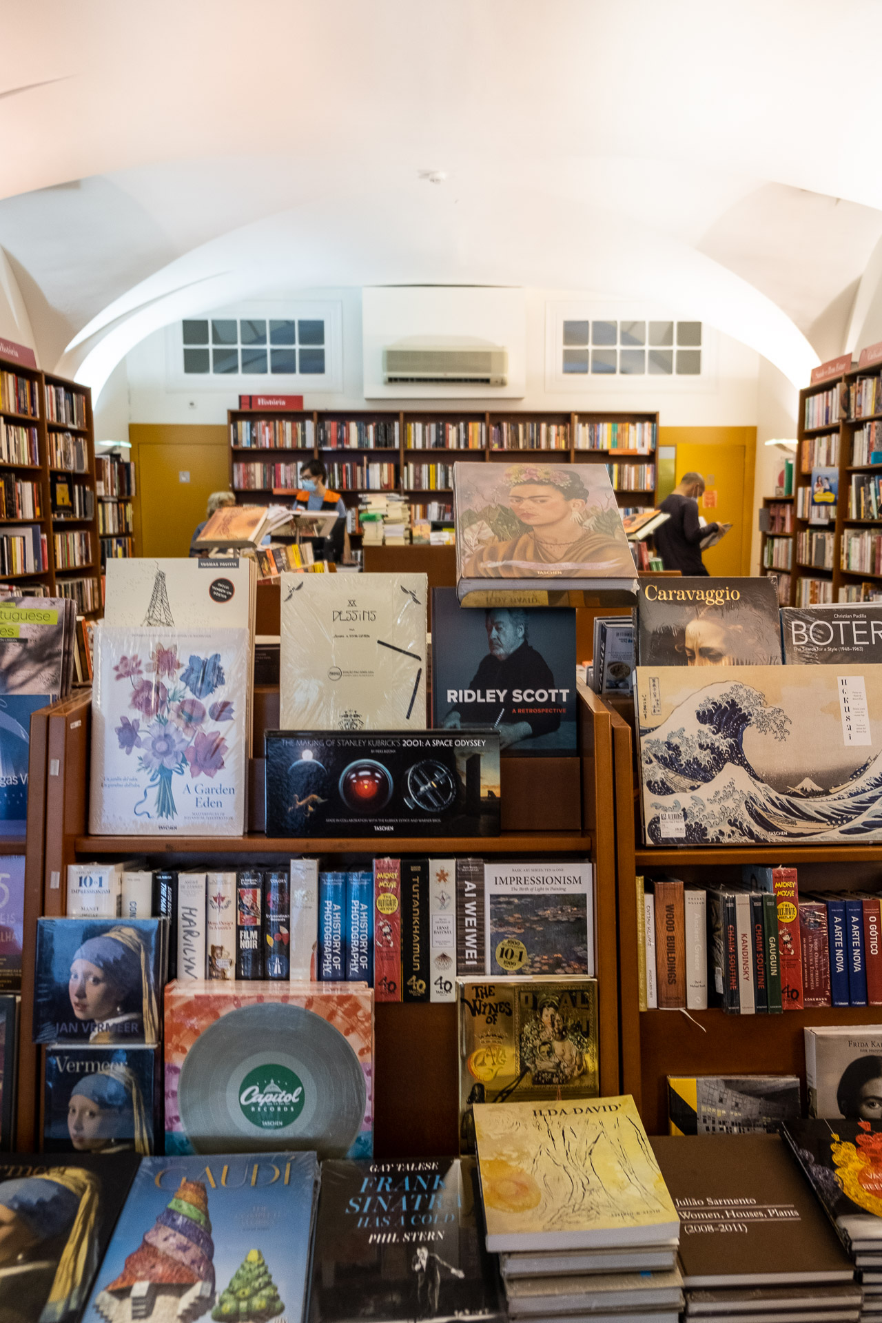 detaljer fra innsiden av bertrand bookstore i lisboa