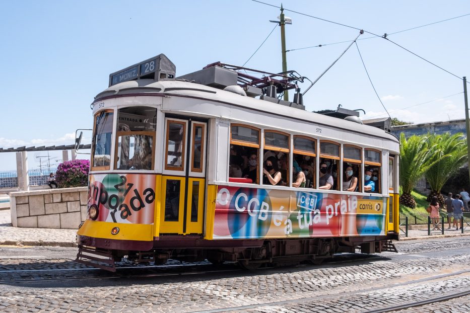 masse mennesker med munnbind innpå trikk nr. 28 i Alfama lisboa