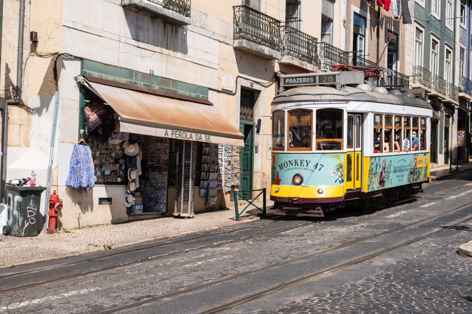 trikk nr 28 passerer en butikk i lisboa