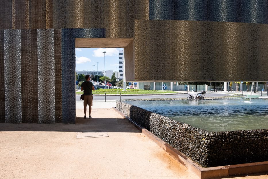 en mann går gjennom arkitektur i Parque das nacoes