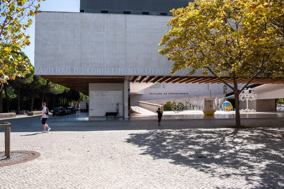 arkitekturdetaljer I parque das nações og mennesker som går