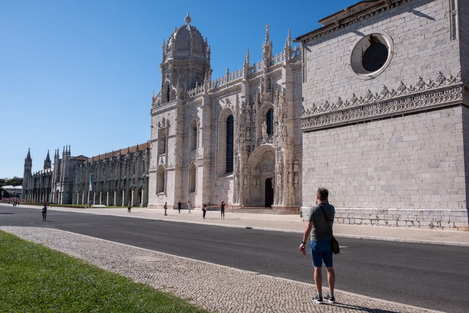 en mann står utenfor Mosteiro dos Jerónimos i Belém Lisboa