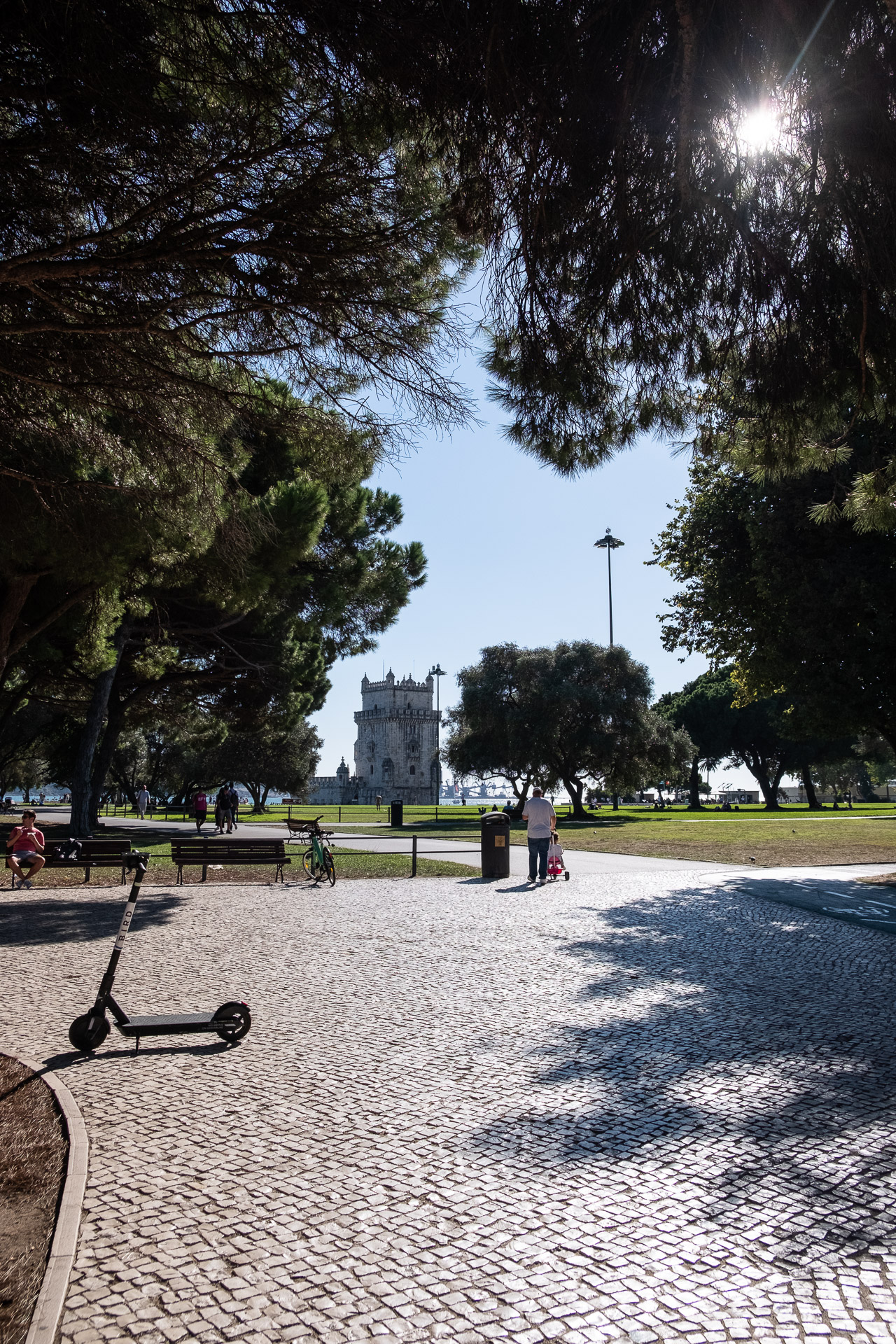 elsparkesykkel og en park med torre de belem i bakgrunnen