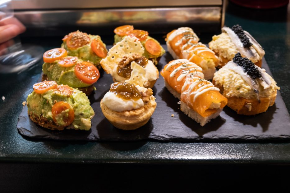 ulike pintxos servert på et sort fat