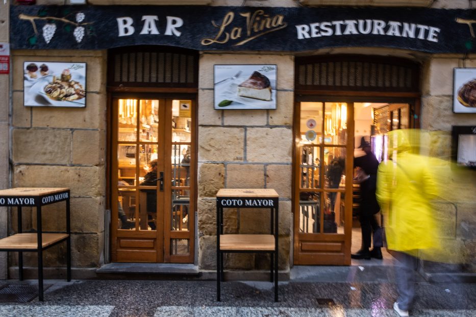 mennesker går inn på  la vina restaurante