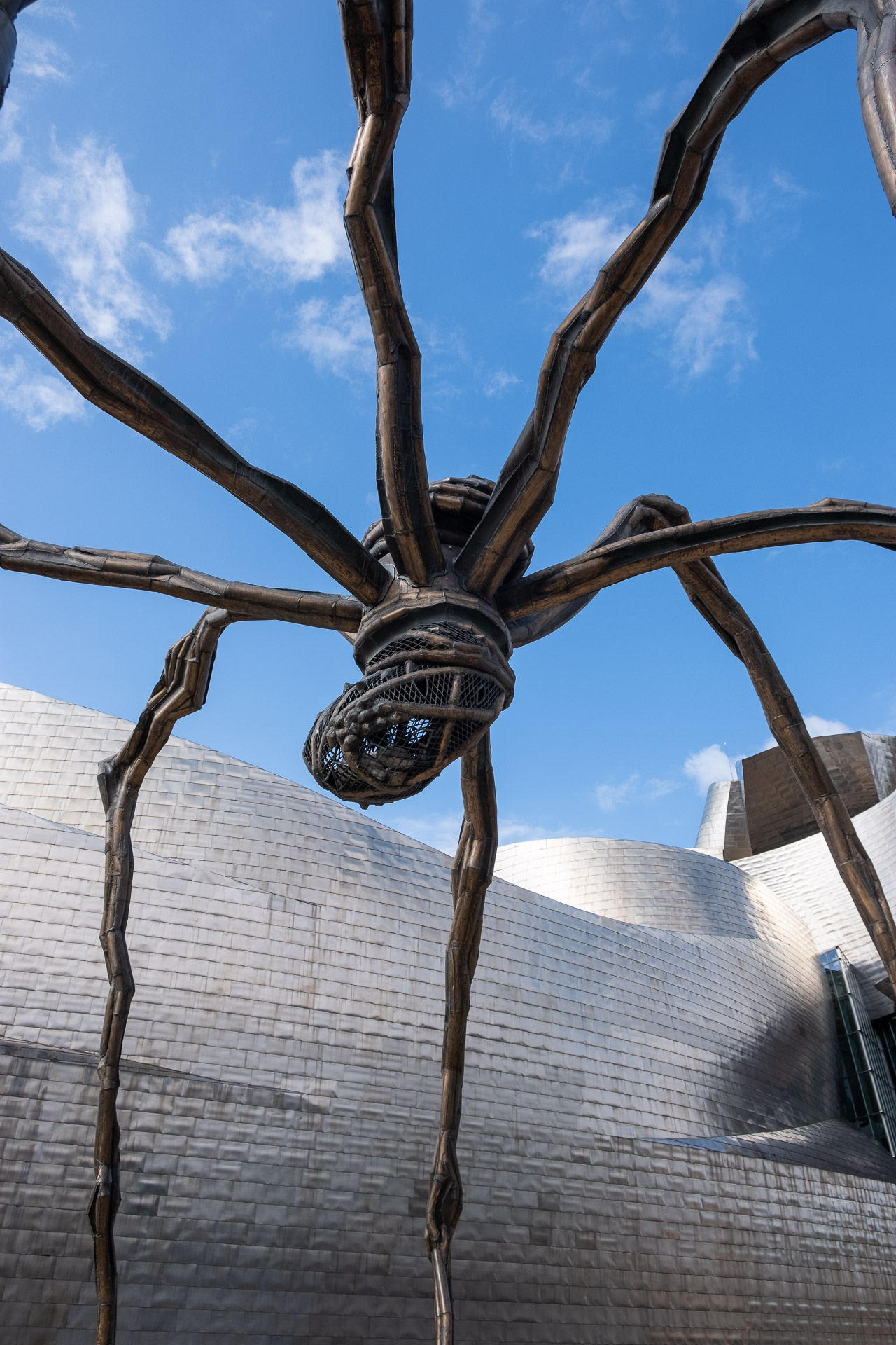 maman en stor edderkoppstatue utenfor Guggenheim Museum bilbao